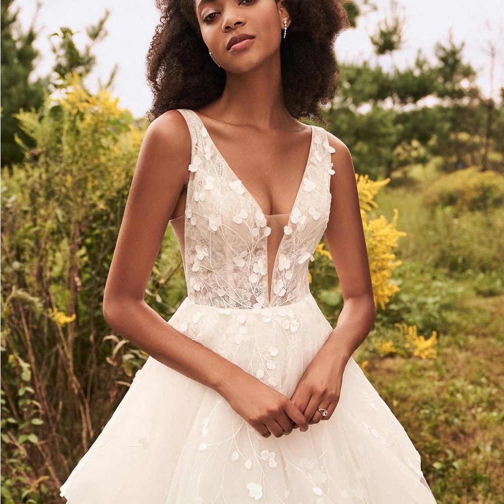 Elegant Ivory Floral Appliqué V-Neck Women's Dress